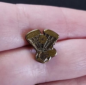 Vintage Harley Davidson Motorcycle TWIN V ENGINE Hat Jacket Vest Lapel Pin Gold - Picture 1 of 9