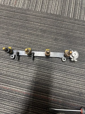  Riel de suministro de combustible BMW E30 318is M42 4 cilindros con regulador de inyectores Foto 1 de 4