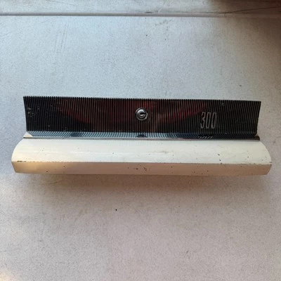 Chrysler 300 1966 puerta de guantera blanca con moldura cromada y emblema 300 OEM Newport Foto 1 de 4