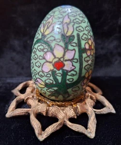 VINTAGE CLOISONNÈ EGG/ GREEN ENAMEL WITH FLOWERS/ ASIAN MOTIF WITH BRASS STAND - Picture 1 of 7