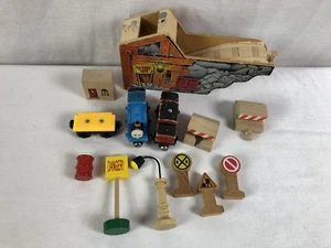 Konvolut 13 Teile Zubehör Züge Straßenschilder Thomas der Panzer Brio Holzschienen - Bild 1 von 12