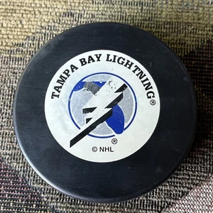 Disco de hockey NHL Tampa Bay Lightning usado logotipo descolorido trinchera con licencia oficial - Imagen 1 de 13