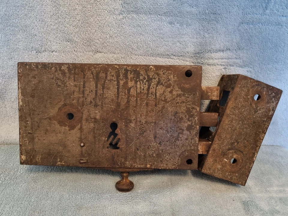 Grande Serrure Ancienne de Chateau Fer Forgé et sa gâche, pêne triple, sans clé. - Photo 1/4