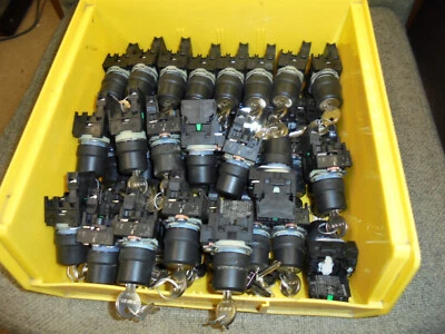 数量:32 西门子按键开关 2 位置带 3SU1400-1AA10-1BA0 — 第 1/4 张图片