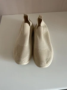 LADIES CREAM SIZE 7/41 SLIP ON TRAINERS/CASUAL SHOES - Picture 1 of 5