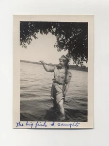 Foto de colección de mujer joven pescando a mano de los años 40 2x3 en blanco y negro Butch Tomboy Lake River - Imagen 1 de 2