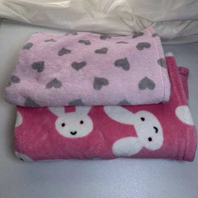LOTE de 2 mantas de felpa rosa con patrones de corazón y conejito para niños niñas Foto 1 de 4