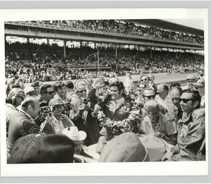 Piloto AL OUR gana INDY 500 COCHE DE CARRERAS SPEEDWAY Deportes 1971 Foto de prensa - Imagen 1 de 2