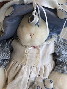 Bunnies By The Bay Limited Edition Gianna Roschirs Blau Weiß Tea Party Handarbeit - Bild 1 von 14