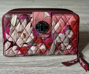 Cartera sin asas organizadora con cierre giratorio acolchada hoja floral Vera Bradley. - Imagen 1 de 13
