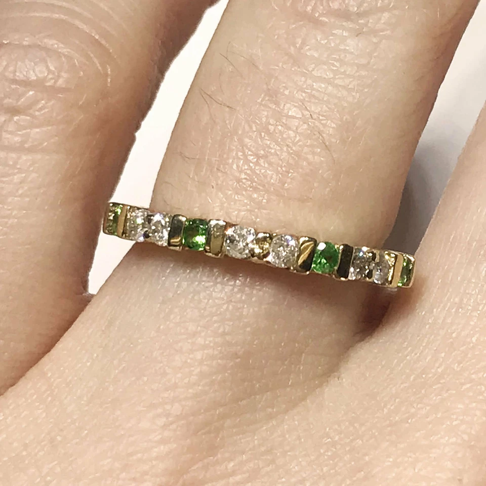 Anillo de boda apilable de oro amarillo de 14 k con tsavorita verde natural y diamantes de 0,5 quilates Foto 1 de 4