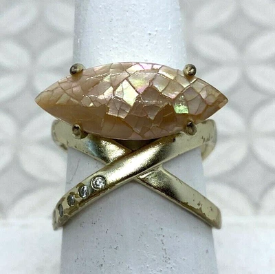 Anillo Romero Kendra Scott en Rosa Craquelado Marrón Madreperla bien usado Foto 1 de 4