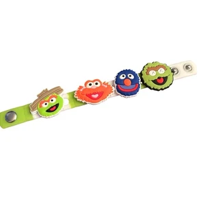 PULSERA CALLE SÉSAMO CON 4 DIJES! PULSERA 7”. DIJES SE PUEDEN UTILIZAR PARA COCODRILOS. - Imagen 1 de 2