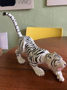 GI JOE AT -WHITE TIGER HUNT- WHITE TIGER - Picture 1 of 2