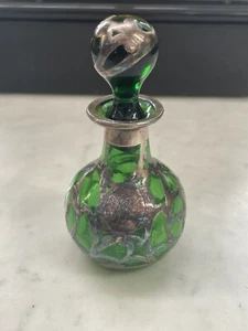 Botella de perfume con superposición de plata esterlina verde Art Nouveau de principios del siglo XX - Imagen 1 de 9