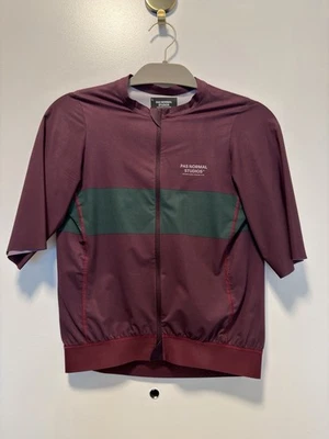 Camiseta deportiva para hombre Pas Normal Studios Solitude borgoña a rayas talla grande PNS Foto 1 de 4