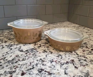 Vintage Pyrex Early America Casseruola Teglia da Forno 471 & 473 con Coperchi Set Gatto Marrone - Foto 1 di 19