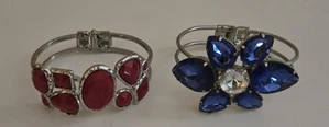 Lote de 2 pulseras brazaletes ornamentados para mujer rojas, azules plateadas - Imagen 1 de 10