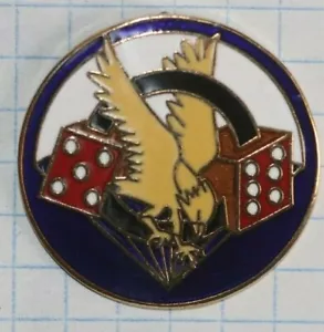 506 506th DADOS PIR PARACAÍDAS INFANTERÍA REGIMIENTO DI DUI CREST BANDA DE HERMANOS - Imagen 1 de 2