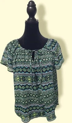 Camisa verde azteca mediana para mujer New York & Company. Manga Corta Peso Ligero Foto 1 de 4