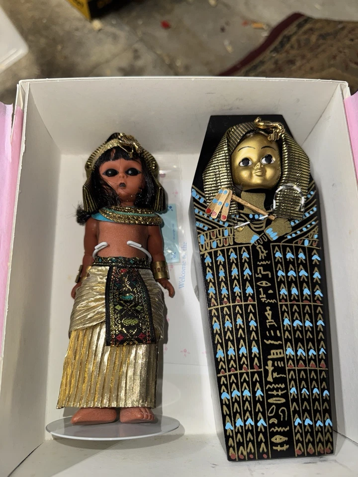 Sapatos desaparecidos boneca coleção internacional Madame Alexander Egito - Imagem 1 de 4