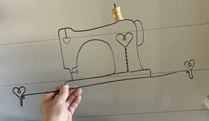17” Wire Art Decor Sewing Machine Motif Hearts (holds A Dowel Rod) Fabric Bar - Picture 1 of 7