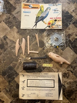 Bachmann 1960's Birds of the World Parakeet 9006 Started & Complete Model Kit - Image 1 of 4