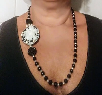 Collana nera in onice con ovale floreale laterale, collana nera e bianca,  - Immagine 1 di 4