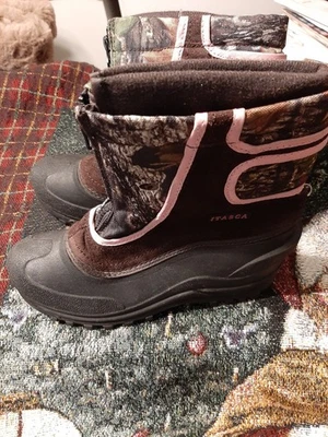 Itasca Girls Pink Brown Green Camouflage Snow Boots Front Zip Size 4 - Image 1 of 4
