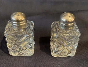 Individual Salt and Pepper Shaker Set Godinger Silver Art Co. - Picture 1 of 3
