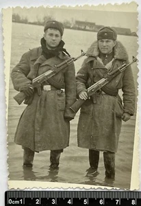 Cariñosos Guos Hombres Jóvenes Atractivos Lindos Hombres Soldados con Arma - Imagen 1 de 3