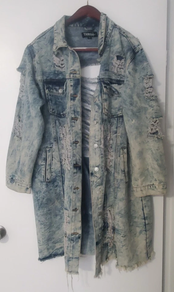 Chaqueta de mezclilla larga envejecida THRILL Jeans para mujer talla grande 1X lavado ácido Foto 1 de 4