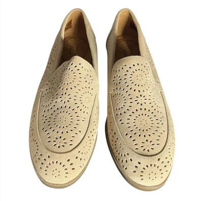 Mocasines planos sin cordones perforados beige de gamuza talla 6M Clarks Collection para mujer Foto 1 de 4