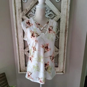 Emaline Women's Key Items Sleeveless Criss Cross V-Neck Top in Coral Floral - Picture 1 of 8