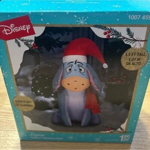 Disney Eeyore aufblasbare aufblasbare NEU 3,5 Fuß blaue Weihnachtsmütze Esel Pooh - Bild 1 von 6