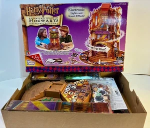 Harry Potter AVVENTURE ATTRAVERSO HOGWARTS Gioco da Tavolo Elettronico 3D - Mattel 2001 - Foto 1 di 2