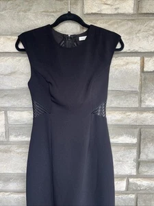 Robe crêpe lourde sans manches Halston avec détail broderie au dos 4 495 - Photo 1/13