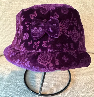 Nuevo Acogedor Invierno Púrpura Profundo Terciopelo Diseño Floral Estilo Cubo Sombrero con Arco-Talla Adulto Foto 1 de 4