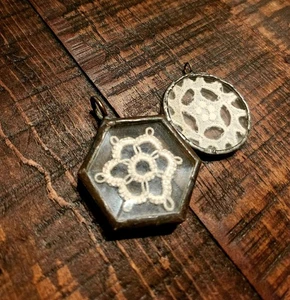 2er Set - Handgefertigte gelötete Zinn Charm Anhänger mit Spitzeneinsätzen - KOSTENLOSER VERSAND - Bild 1 von 6