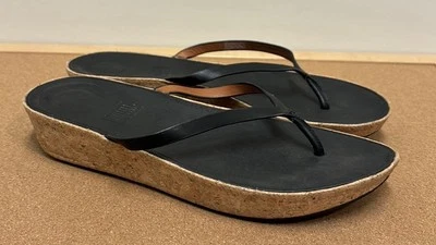 Sandalia de cuña FitFlop punta delgada correa de cuero corcho brillante para mujer 10 Foto 1 de 4