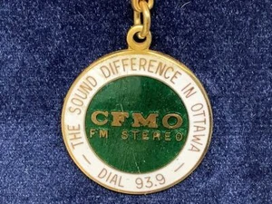 Vintage Promotional Keyring CFMO-FM Keychain OTTAWA 93.9 Ancien Porte-Clés RADIO - Picture 1 of 5