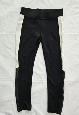 Leggins Bar III Feminina XS Preta Preta Branca Couro Sintético Detalhe do Painel Lateral - Imagem 1 de 4