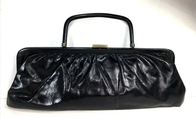 Bolso de mano sin asas Hobo International delgado con marco de cuero negro con asa superior Foto 1 de 4