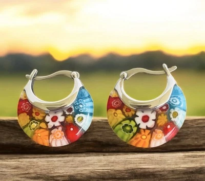 Brincos de argolas de vidro estilo cesta de flores multicoloridos Millefiori - Imagem 1 de 3