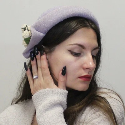 Sombrero de lavanda vintage años 50 Cloche estructurado con flores Foto 1 de 4