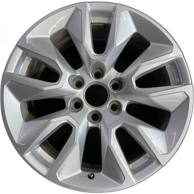 Llanta Chevrolet 20x9 Sierra 1500 Silverado 1500 plateada OEM 2019-2024 Foto 1 de 4