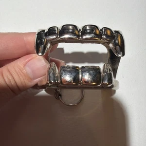 Portachiavi ciondolo GAMAGO ZANNE VAMPIRO Halloween - Foto 1 di 5