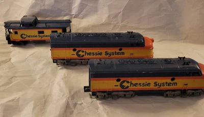 ✅ TYCO HO Scale CHESSIE SYSTEM - two #4015 locos & caboose - for parts or repair - Image 1 of 4