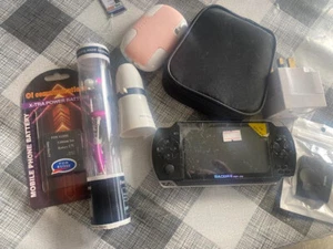 MIXED JOBLOT OF GAME EARPHONES SHOE BRUSH KIT ELECTRICAL ITEMS - Photo 1 sur 2