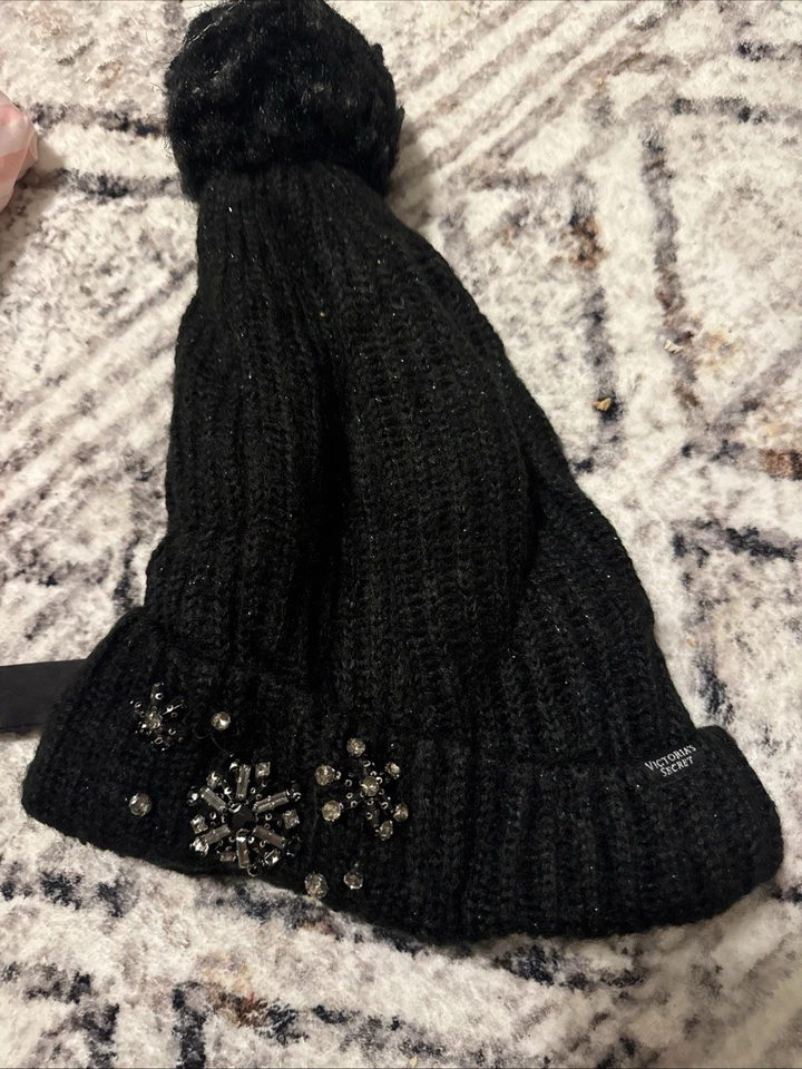 2 ü 维多利亚的秘密帽子...一个黑色是灰色的,都有美丽的珠宝贴花 — 第 1/2 张图片